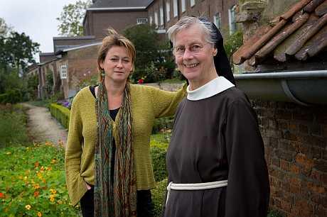 Anne Marieke Schwenke en Gastenzuster Imma bij het Clarissenklooster te Megen. Foto Maikel Samuels 